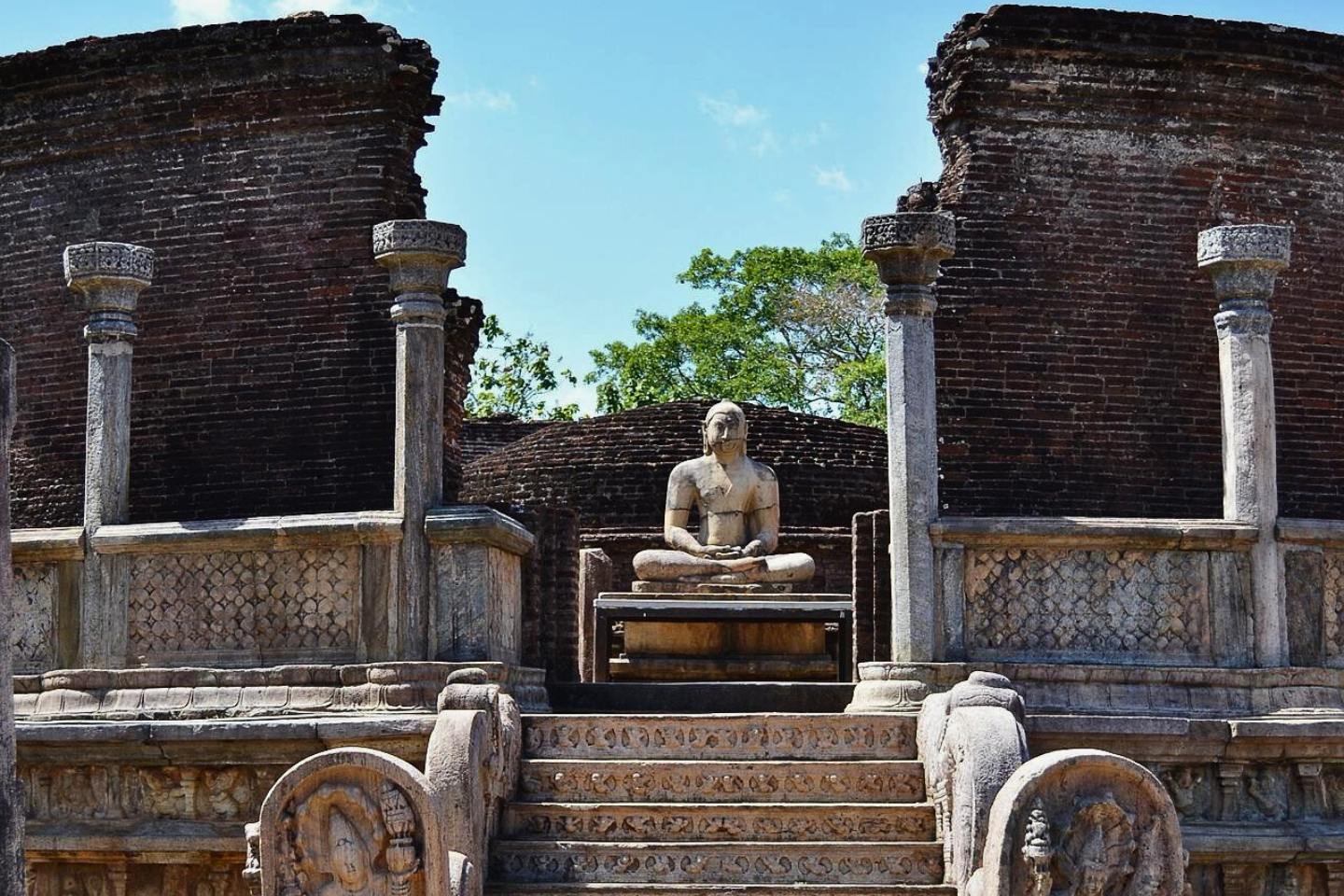 Grote stenen Boeddhabeelden gehouwen in de rotswand bij Gal Vihara in de oude stad Polonnaruwa, Sri Lanka.